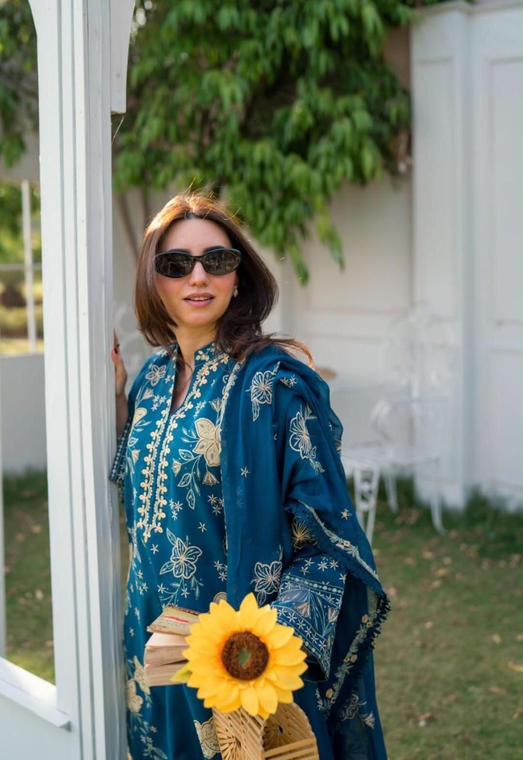 Heavy Embroidered Lawn 3-Piece — Applique Edit